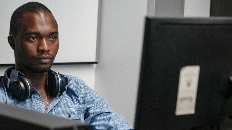 Poste de travail : un écran, un clavier, du code